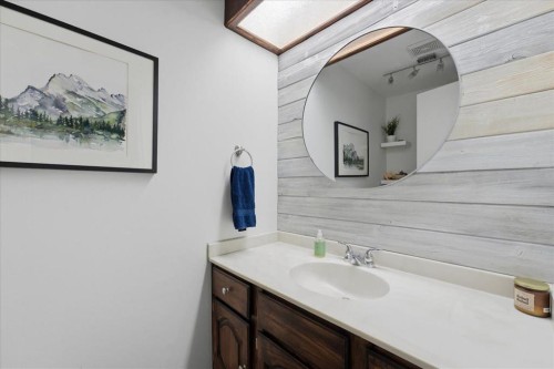 2804 49 Street Sw, Calgary, AB - Indoor Photo Showing Bathroom