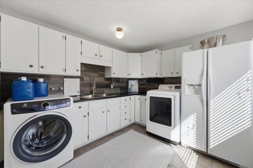 2804 49 Street Sw, Calgary, AB - Indoor Photo Showing Laundry Room
