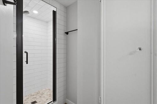 2804 49 Street Sw, Calgary, AB - Indoor Photo Showing Bathroom