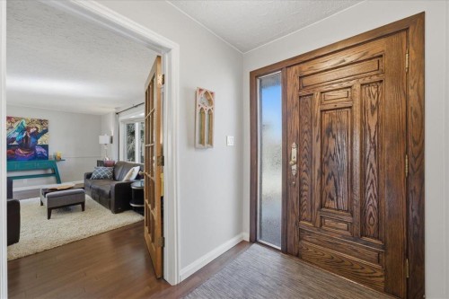 2804 49 Street Sw, Calgary, AB - Indoor Photo Showing Other Room