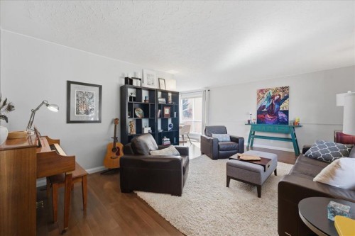 2804 49 Street Sw, Calgary, AB - Indoor Photo Showing Living Room