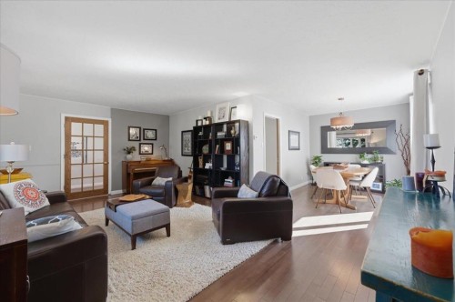 2804 49 Street Sw, Calgary, AB - Indoor Photo Showing Living Room