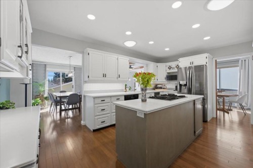 2804 49 Street Sw, Calgary, AB - Indoor Photo Showing Kitchen With Upgraded Kitchen