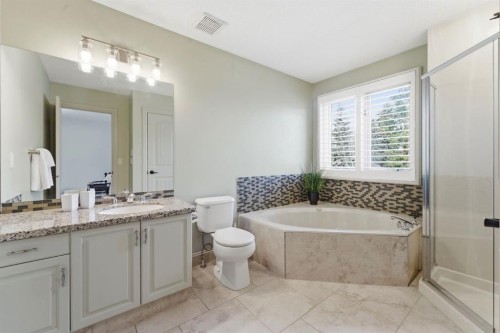 54 Edgeland Close Nw, Calgary, AB - Indoor Photo Showing Bathroom