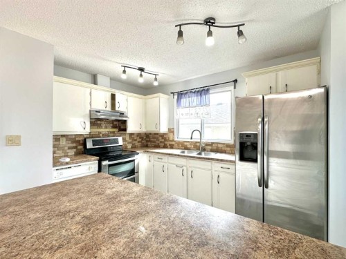 511 Sabrina Road Sw, Calgary, AB - Indoor Photo Showing Kitchen With Double Sink