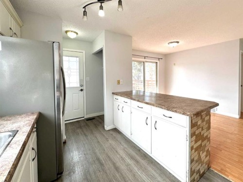 511 Sabrina Road Sw, Calgary, AB - Indoor Photo Showing Kitchen