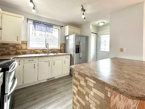 511 Sabrina Road Sw, Calgary, AB - Indoor Photo Showing Kitchen With Double Sink