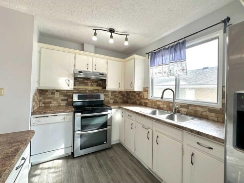 511 Sabrina Road Sw, Calgary, AB - Indoor Photo Showing Kitchen With Double Sink