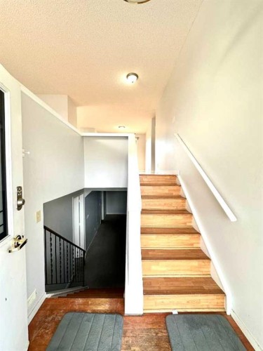 511 Sabrina Road Sw, Calgary, AB - Indoor Photo Showing Other Room
