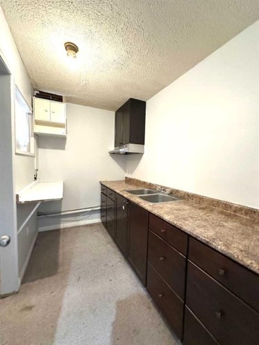 511 Sabrina Road Sw, Calgary, AB - Indoor Photo Showing Kitchen With Double Sink