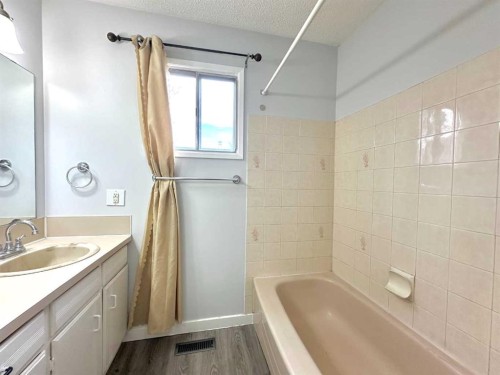 511 Sabrina Road Sw, Calgary, AB - Indoor Photo Showing Bathroom