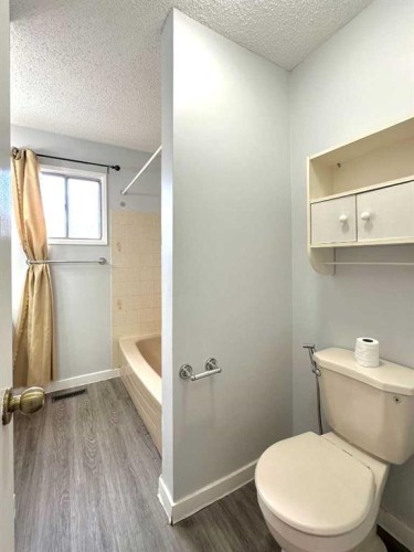 511 Sabrina Road Sw, Calgary, AB - Indoor Photo Showing Bathroom