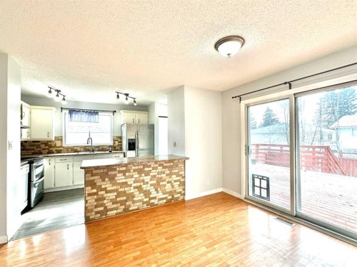 511 Sabrina Road Sw, Calgary, AB - Indoor Photo Showing Kitchen