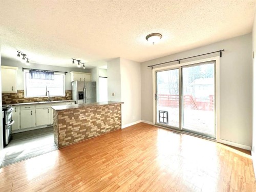 511 Sabrina Road Sw, Calgary, AB - Indoor Photo Showing Kitchen