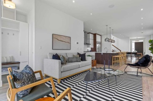 1400 26A Street Sw, Calgary, AB - Indoor Photo Showing Living Room