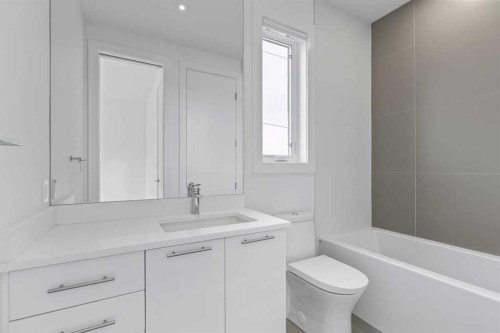 1400 26A Street Sw, Calgary, AB - Indoor Photo Showing Bathroom