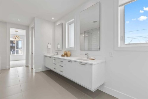 1400 26A Street Sw, Calgary, AB - Indoor Photo Showing Bathroom