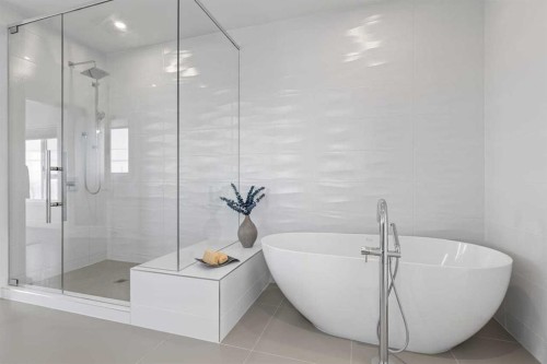 1400 26A Street Sw, Calgary, AB - Indoor Photo Showing Bathroom