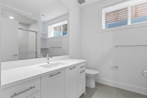 1400 26A Street Sw, Calgary, AB - Indoor Photo Showing Bathroom