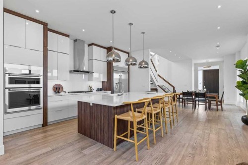 1400 26A Street Sw, Calgary, AB - Indoor Photo Showing Kitchen With Upgraded Kitchen