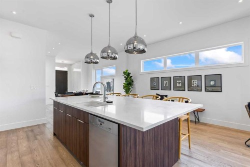 1400 26A Street Sw, Calgary, AB - Indoor Photo Showing Kitchen With Upgraded Kitchen