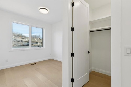 523 32 Street, Calgary, AB - Indoor Photo Showing Other Room