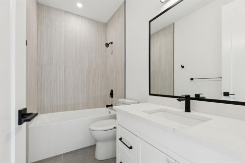 523 32 Street, Calgary, AB - Indoor Photo Showing Bathroom