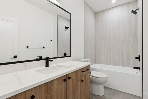 523 32 Street, Calgary, AB - Indoor Photo Showing Bathroom