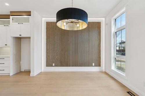 523 32 Street, Calgary, AB - Indoor Photo Showing Other Room