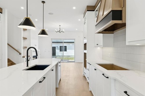 523 32 Street, Calgary, AB - Indoor Photo Showing Kitchen With Upgraded Kitchen