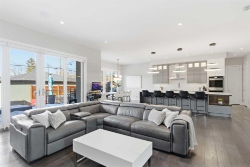 10 Lissington Drive Sw, Calgary, AB - Indoor Photo Showing Living Room