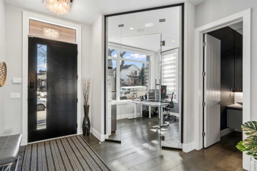 10 Lissington Drive Sw, Calgary, AB - Indoor Photo Showing Other Room