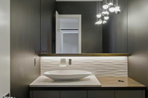 10 Lissington Drive Sw, Calgary, AB - Indoor Photo Showing Bathroom