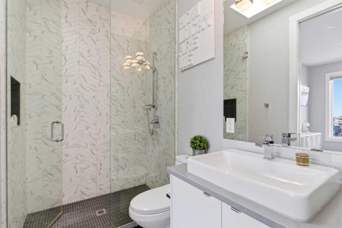 10 Lissington Drive Sw, Calgary, AB - Indoor Photo Showing Bathroom