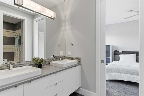 10 Lissington Drive Sw, Calgary, AB - Indoor Photo Showing Bathroom