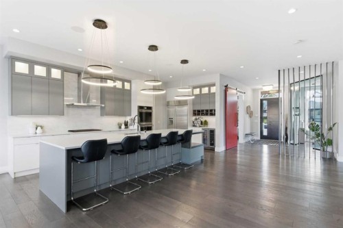 10 Lissington Drive Sw, Calgary, AB - Indoor Photo Showing Kitchen With Upgraded Kitchen