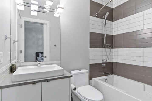 10 Lissington Drive Sw, Calgary, AB - Indoor Photo Showing Bathroom