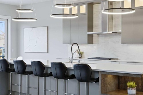 10 Lissington Drive Sw, Calgary, AB - Indoor Photo Showing Kitchen With Upgraded Kitchen