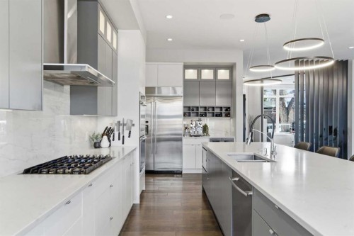 10 Lissington Drive Sw, Calgary, AB - Indoor Photo Showing Kitchen With Double Sink With Upgraded Kitchen