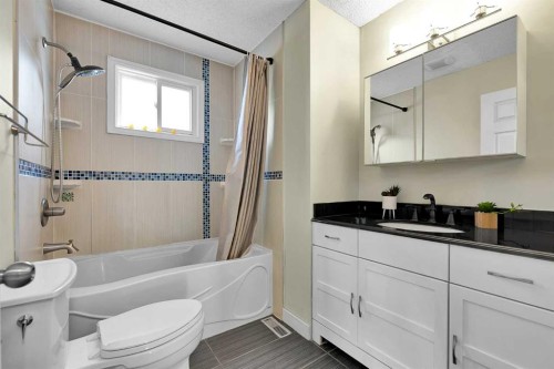 44 Strathclair Rise Sw, Calgary, AB - Indoor Photo Showing Bathroom