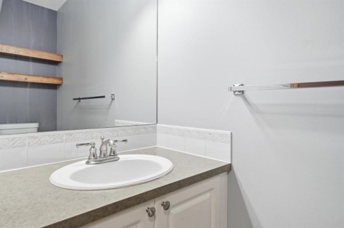 94 Mt Aberdeen Manor Se, Calgary, AB - Indoor Photo Showing Bathroom