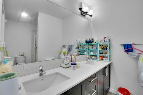 181 Walcrest Boulevard, Calgary, AB - Indoor Photo Showing Bathroom
