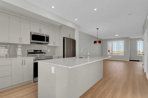 15 Corner Glen Drive Ne, Calgary, AB - Indoor Photo Showing Kitchen With Upgraded Kitchen