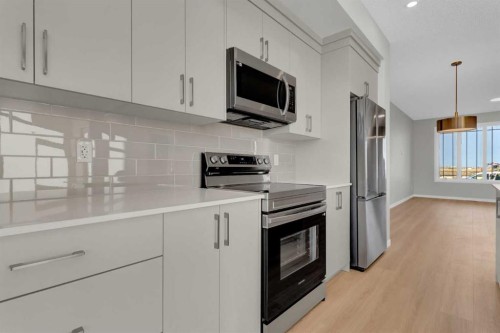15 Corner Glen Drive Ne, Calgary, AB - Indoor Photo Showing Kitchen With Upgraded Kitchen