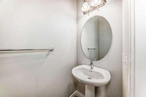 7904 Masters Boulevard Se, Calgary, AB - Indoor Photo Showing Bathroom