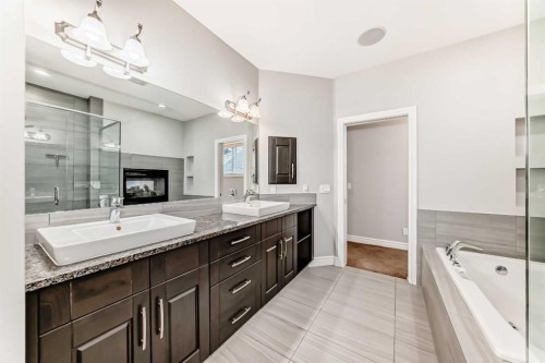 7904 Masters Boulevard Se, Calgary, AB - Indoor Photo Showing Bathroom