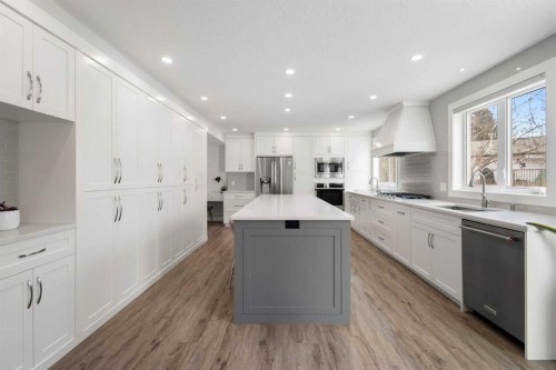 504 Varsity Estates Bay Nw, Calgary, AB - Indoor Photo Showing Kitchen With Upgraded Kitchen