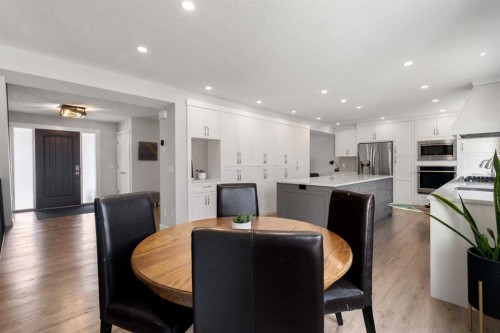 504 Varsity Estates Bay Nw, Calgary, AB - Indoor Photo Showing Dining Room
