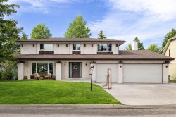 504 Varsity Estates Bay NW Calgary, AB T3B 2W8