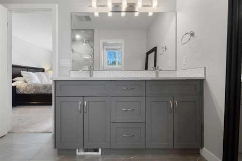 504 Varsity Estates Bay Nw, Calgary, AB - Indoor Photo Showing Bathroom
